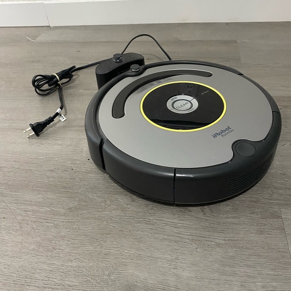 iRobot Roomba 630 Vacuum Cleaning Robot Smoke Free Pet Free Home Excellent Cond - Picture 2 of 7